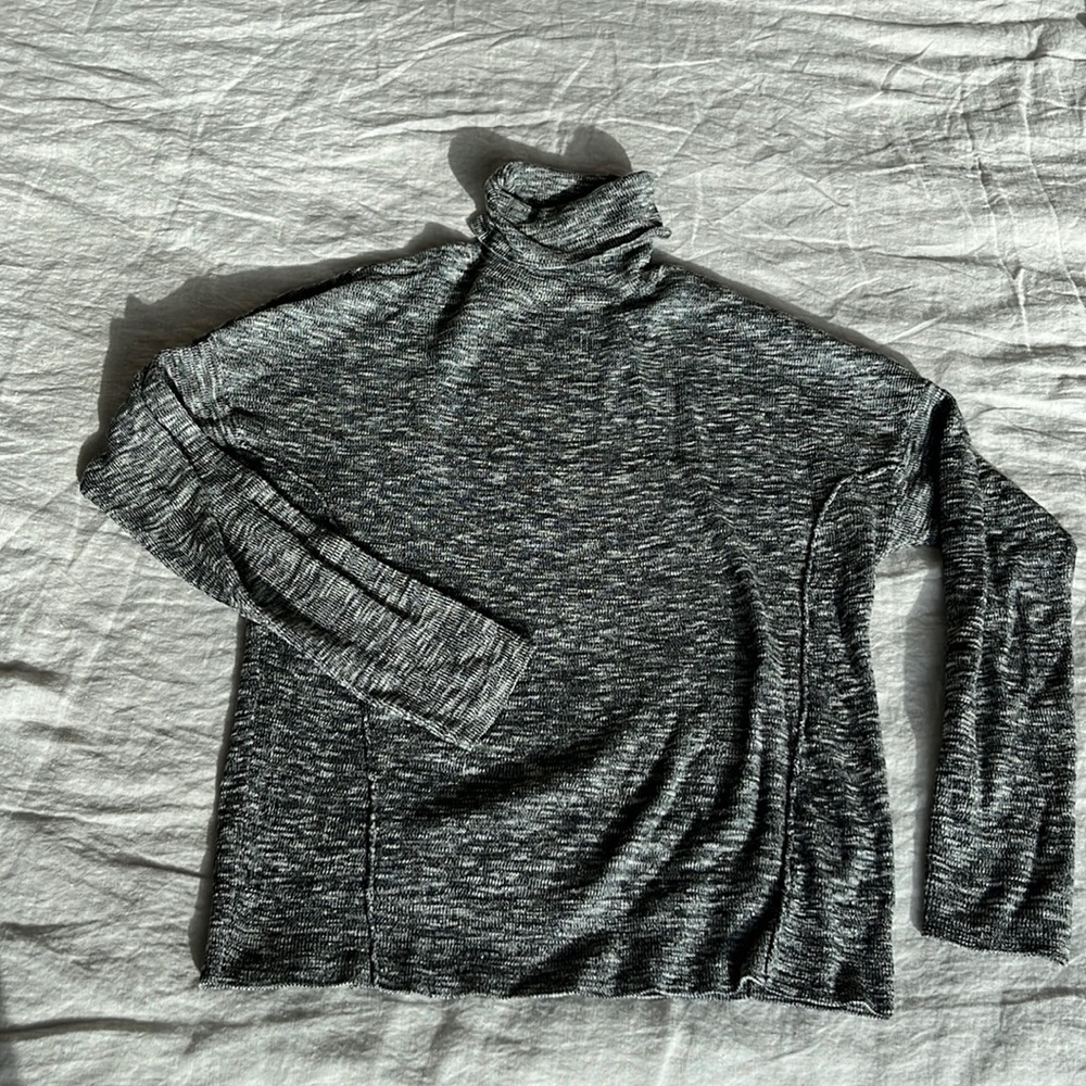 Moth by Anthropologie heather gray turtleneck with fun piping on sweater body